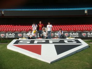 Acompanhando equipe de repórteres do portal da Tecent, no Estádio do Morumbi, São Paulo. (2011)